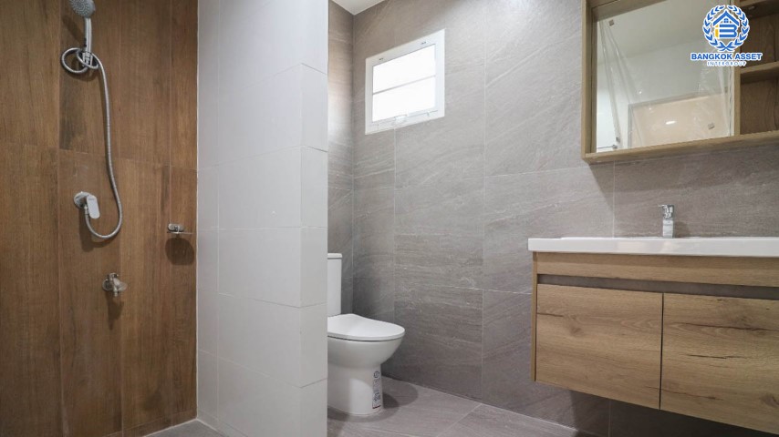 *****บ้านเดี่ยวมือสองย่านกรุงเทพมหานคร ม.ซอยลาดพร้าว25 ลาดพร้าว เนื้อที่ 34 ตร.ว. ฟังก์ชัน 3 ห้องนอน 3 ห้องน้ำ 2 ที่จอดรถ สภาพมือ 1 สร้างใหม่ไม่เคยอยู่ บนทำเลดี เชื่อมต่อหลายเส้นทาง ใกล้รถไฟฟ้าสายสีน้ำเงิน "สถานีลาดพร้าว" และทางด่วน "ศรีรัช" จองเลย!